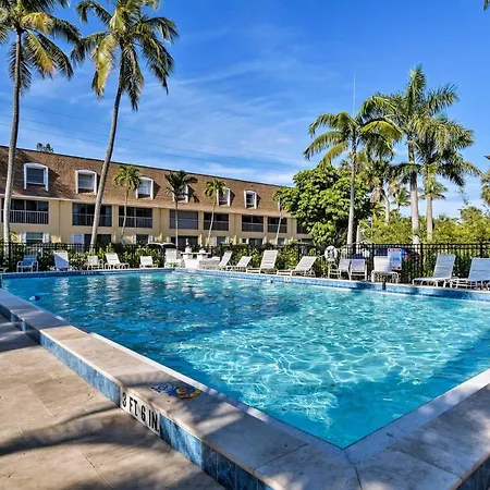 Updated Dtwn Naples Condo Across From Beach! Exterior photo