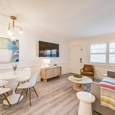 Updated Dtwn Naples Condo Across From Beach! Exterior photo