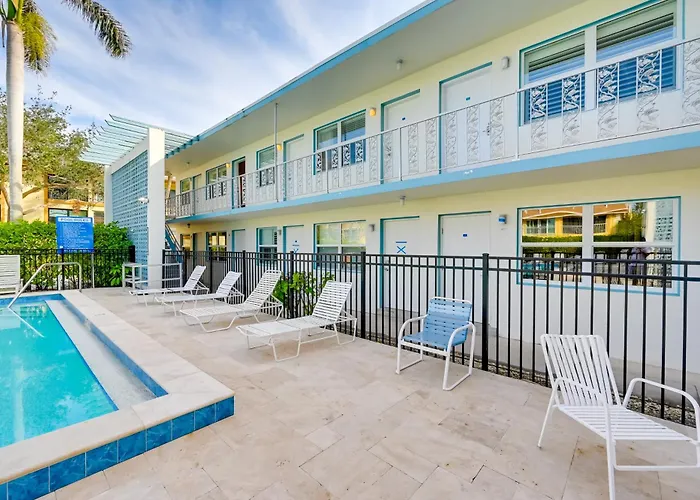Updated Dtwn Naples Condo Across From Beach!
