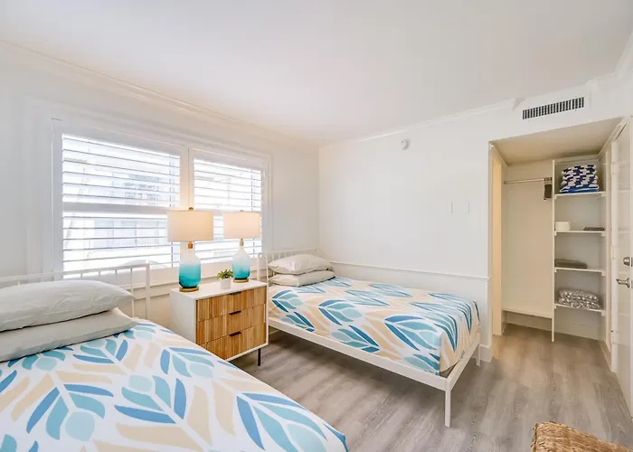 Updated Dtwn Naples Condo Across From Beach!