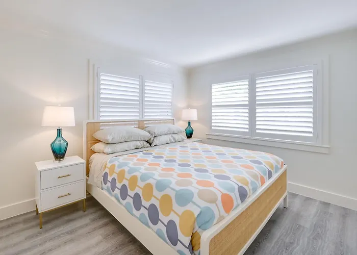 Updated Dtwn Naples Condo Across From Beach!